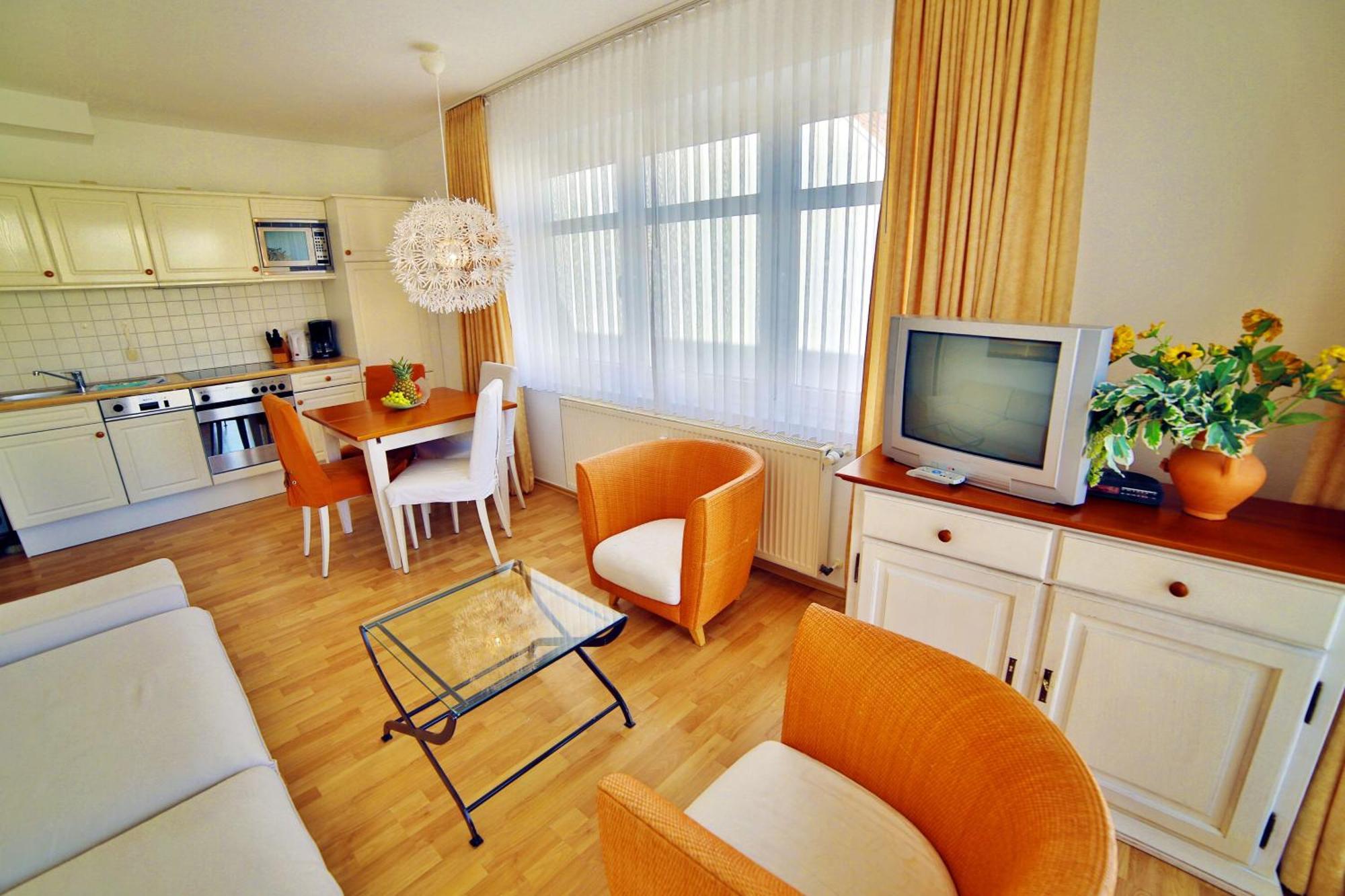 Ferienwohnung Binzer Strandgut Im Haus Jahreszeiten Binz Bagian luar foto